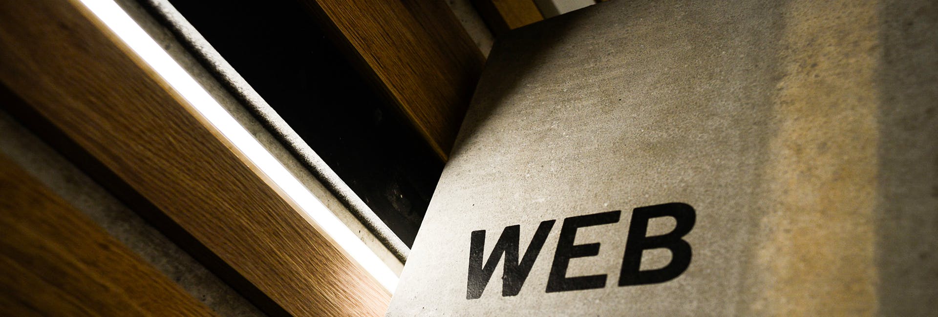 Le mot "Web" écrit sur une marche d'escalier du webqamplex, siège social de l'agence digitale Webqam - format carré
